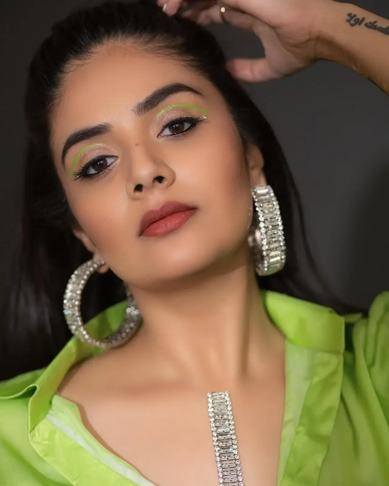 TV ACTRESS SREEMUKHI LONG LEGS SHOW IN MINI GREEN FROCK 10